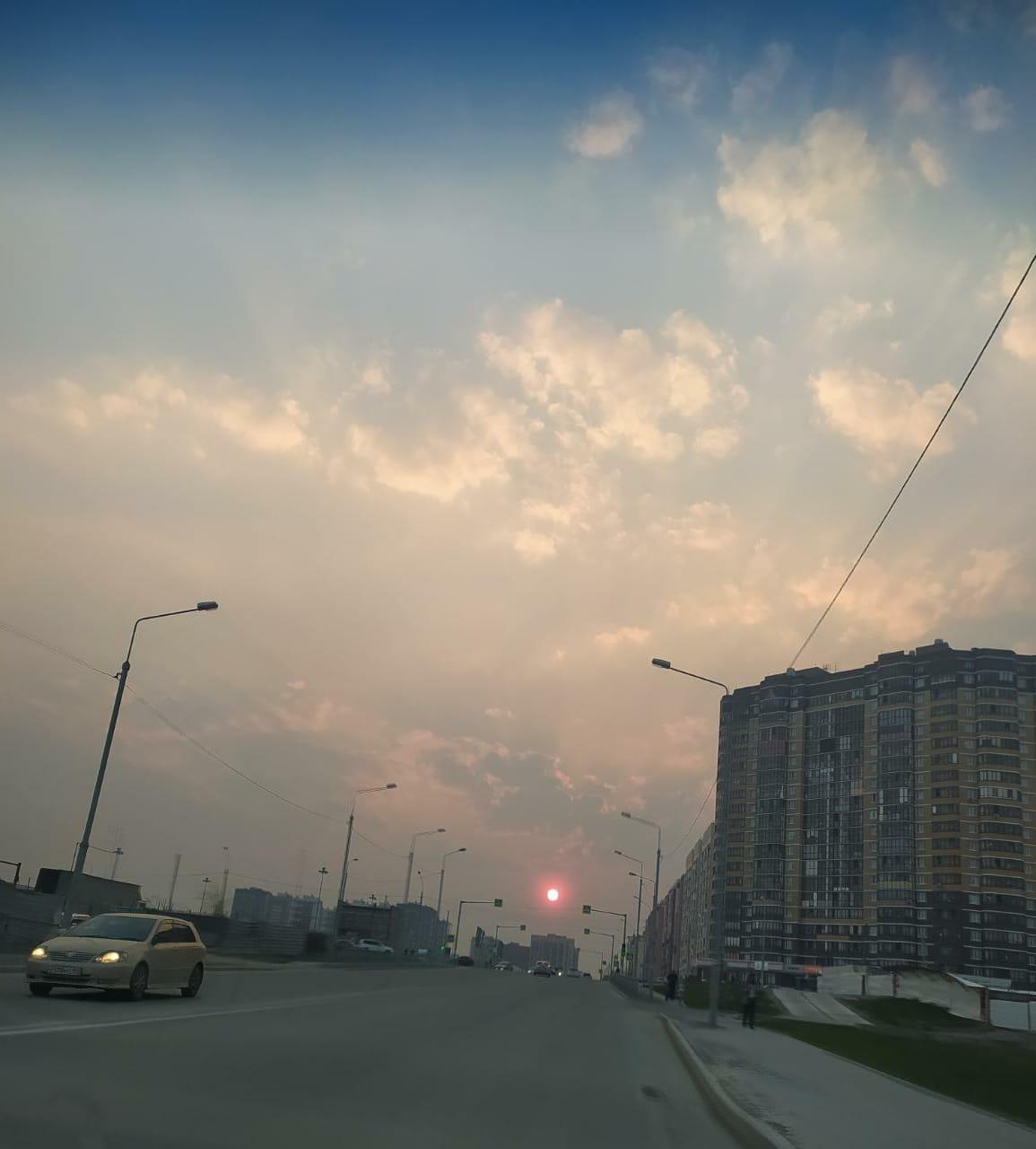 Фото В Новосибирске солнце стало кроваво-красным из-за смога 7 мая 3